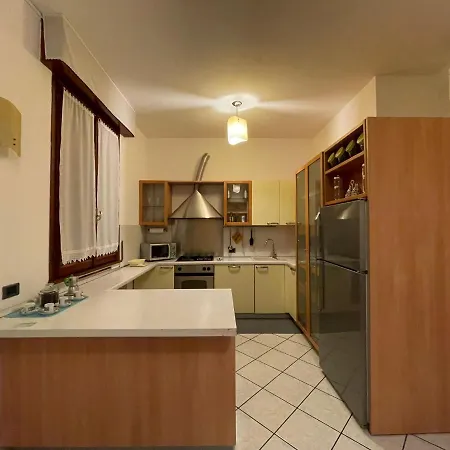 בית הארחה Royal - Near Station & Center מודנה